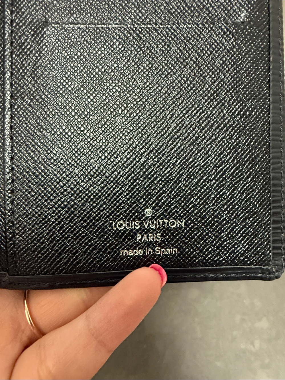 Louis Vuitton Vertical Wallet in black Epi 2006 - Picture 4 of 11